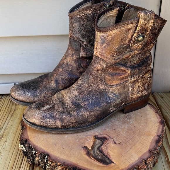 Frye Shoes - Frye Distressed Melissa Button Short, Side Zip Booties, size 9.5B